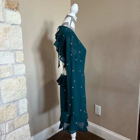 HONEY PUNCH BACKLESS LONG SLEEVE DRESS IN A BEAUTIFUL PEACOCK GREEN - Picture 5 of 8